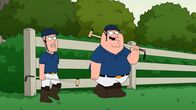 Family Guy – Als Peter (r.) den Besitzer des Country Clubs kennenlernt, wird er als Mitglied aufgenommen. Doch dafür muss sein Schwiegervater Carter Pewterschmidt (l.) den Club verlassen ...
