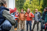 Sturm der Liebe – Coach Nico (Patricia Ivanauskas, l.) heißt ihre Waldworkshopgruppe rund um Max (Stefan Hartmann, 2.v.l.), André (Joachim Lätsch, 3.v.l.) und Michael (Erich Altenkopf, 3.v.r.) willkommen (mit Komparsen).