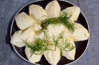 Zu Tisch ... – „Rucavas weiße Butter“, eine Spezialität der lettischen Ostseeregion, wurde von der EU 2018 als geschützte Marke eingetragen.