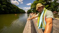 freizeit – Der Schmidt Max erfährt in der Hainbadestelle in Bamberg, wie es früher zuging in den alten Flussbädern. Ist man damals gesprungen? Und was hatten die ersten Sprungbretter mit Hygiene zu tun?