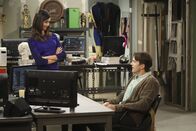 Two and a Half Men – Während Walden (Ashton Kutcher, r.) dem brillanten Projekt einer ehemaligen und äußerst gut aussehenden Mitarbeiterin (Odette Yustman, l.) beitritt, hat Alan einen ganz besonderen Ratschlag für Jenny ...