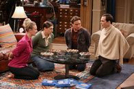 The Big Bang Theory – Ein Spieleabend der besonderen Art wartet auf Penny (Kaley Cuoco, l.), Amy (Mayim Bialik, 2.v.l.), Leonard (Johnny Galecki, 2.v.r.) und Sheldon (Jim Parsons, r.) ...