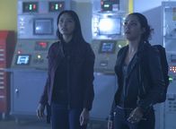 MacGyver – Desi Nguyen (Levy Tran, l.); Riley Davis (Tristin Mays, r.)