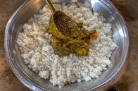 Stadt Land Kunst – In einem Dorf der Casamance bereitet Christine ein Etodjey zu, ein Festessen aus Fisch und Maniokblättern.