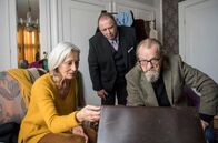 Villa Eva – (v.l.) Gräfin Eva (Eleonore Weisgerber) braucht Hilfe von ihren Freunden Burckhardt Hülz (Oliver Nägele) und Gottlieb Hartz-Latour (Paul Faßnacht)