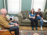 Der Katzenflüsterer – Jackson Galaxy talking to the cat's owners in their home.