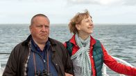 SOKO Wismar – Als Reuter (Udo Kroschwald) Helene (Katharina Blaschke) ein Tombola-Los schenkt, räumt sie tatsächlich den Hauptgewinn ab: vier Tage auf der traumhaften Insel Langeoog. Klare Sache, den Gewinn teilt sie natürlich mit Reuter. Doch der ist von dem gemeinsamen Ausflug nicht ganz so begeistert. Kaum auf der Insel, bekommen die beiden sich in die Haare.