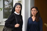 Um Himmels Willen – Die alleinerziehende Mutter Aylin Gerber (Idil Üner, r.) macht sich große Sorgen um ihren Sohn Benni und hat Schwester Hanna (Janina Hartwig, l.) um Hilfe gebeten.
