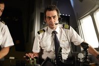 Mayday - Alarm im Cockpit – Kapitän Aldino Garanito Gomez (gespielt von Alex Karzis) macht sich an Bord von Santa Barbara Airlines Flug 518 bereit zum Start. Die ATR-42 stürzte am 21. Februar 2008 auf dem Weg nach Caracas, Venezuela, in einen Berg. photo credit: Cineflix/Ian Watson