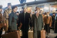 Julia – Neben einer jungen Mitreisenden (Elisabeth Mortensen, li.) und einer älteren Passagierin (Dora Doll, re.) ist Lillian (Jane Fonda, Mi.) auf einer riskanten Mission unterwegs.
