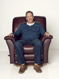 Last Man Standing – (1. Staffel) - Mike Baxter ist Marketingchef eines Sportartikel und Waffen-Ladens, ein ganzer Mann. Als er sich jedoch mehr um den Internet-Verkauf kümmern soll und seine Frau befördert wird, bleibt plötzlich mehr Zeit für seine drei Töchter. Bald schon hat er mit Teenie-Problemen zu kämpfen und versucht dennoch Mann zu bleiben.