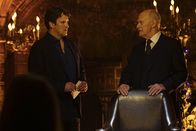 Castle – Während er sich eigentlich noch immer nicht an die Umstände seiner Entführung erinnern kann, wird Castle (Nathan Fillion, l.) von Mason Wood (Gerald McRaney, r.) angeheuert, um für die Greatest Detective Society einen Mordfall zu lösen ...