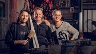 SchrottUp! – v.l. Aron Gaspard (Künstler Zuchwil SO), Bjorn Beyeler (von der Entsorgungsstelle Grenchen SO), Verena Stücki (Künstlerin Biberist SO) 2024 Copyright: SRF/RTS/David Wagnières