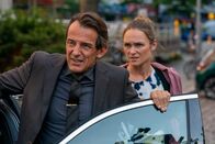 Letzte Spur Berlin – Oliver Radek (Hans-Werner Meyer) versucht vergeblich, seine plötzlichen Rückenschmerzen vor Lucy Elbe (Josephin Busch) herunterzuspielen.