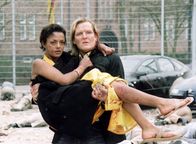 Hinter Gittern - Der Frauenknast – Rückblick: Johnny (Sascha Gluth) hat Wilhelmina (Dennenesch Zoude) in Sicherheit gebracht.