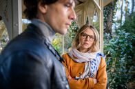 Sturm der Liebe – Josie (Lena Conzendorf, r.) ist entsetzt, als Raphael (Jakob Graf, l.) ihr gesteht, dass er für das Date mit ihr bezahlt wurde.