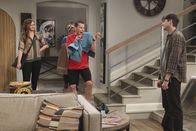 Two and a Half Men – Ein ganz besonderer Moment: Jenny (Amber Tamblyn, l.), Berta (Conchata Ferrell, 2.v.l.), Alan (Jon Cryer, 2.v.r.) und Walden (Ashton Kutcher, r.) ...