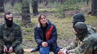 Club – Barbara Lüthi (M.) mit ukrainischen Soldaten in Ausbildung