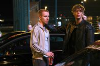 Tatort – Bei der nächtlichen Zurschaustellung der getunten Autos trifft Gheorghe Rusu (Arian But) auf Rufus (Bene Schulz, r.).