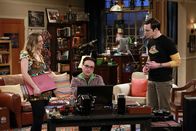 The Big Bang Theory – Müssen sich mit der Vergangenheit auseinandersetzen: Leonard (Johnny Galecki, M.), Sheldon (Jim Parsons, r.) und Penny (Kaley Cuoco, l.) ...