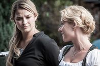Der Bergdoktor – Anne Meierling (Ines Lutz, l.) will zurück nach Paris - oder auch nicht. Susanne (Natalie O'Hara, r.) durchschaut, dass alles von Martin Gruber abhängt.