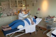 Re: – Heilpraktiker Reinhard Riebesecker bietet in seiner Praxis eine "Bioresonanztherapie" an.