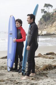 Numb3rs - Die Logik des Verbrechens – Um einen neuen Fall zu lösen, gehen Charlie (David Krumholtz, l.) und Don (Rob Morrow, r.) surfen ...