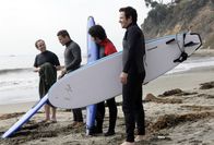 Numb3rs - Die Logik des Verbrechens – Dons alter Freund Nathan, ein ehemaliger Profi-Surfer, wird auf seinem Surfbrett treibend tot aufgefunden. Was wie ein Unfall aussieht, stellt sich als Mord heraus. Don (Rob Morrow, r.), Charlie (David Krumholtz, 2.v.r.), Larry (Peter MacNicol, l.) und Colby (Dylan Bruno, 2.v.l.) versuchen alles, um den Mörder zu finden ...