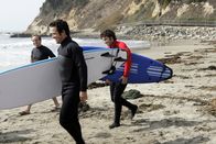 Numb3rs - Die Logik des Verbrechens – Der Weg der Wellen: Don (Rob Morrow, M.), Charlie (David Krumholtz, r.) und Larry (Peter MacNicol, l.) möchten den Mord an einem ehemaligen Profi-Surfer aufdecken ...