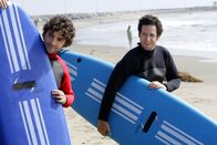 Numb3rs - Die Logik des Verbrechens – Wollen den Mord an Nathan, einem ehemaligen Profi-Surfer und Freund von Don aufklären: Don (Rob Morrow, r.) und Charlie (David Krumholtz, l.) ...