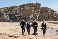 Kommissar Dupin – Ermittlungen am Strand: Pasquale Aleardi als Kommissar Dupin (2.v.r.), Jan Georg Schütte als Kadeg (r.)