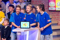 1, 2 oder 3 – Das blaue Team aus Bayern diskutiert über die richtige Antwort.