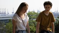 Liberame - Nach dem Sturm – Said Sabia (Shadi Eck, r.) erzählt Elly Garbe (Mina-Giselle Rüffer, l.), was er auf dem Mittelmeer erlebt hat.