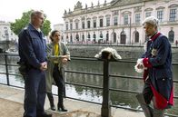 WaPo Berlin – Am Lustgarten befragen Axel Sommer (Oliver Breite, l.) und Jasmin Sayed (Sesede Terziyan, 2.v.l.) den Geschichtsstudenten Robert Bars (Nyamandi Adrian, r.) über sein gespaltenes Verhältnis zum Toten.