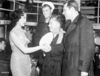 Die Brücken von Toko-Ri – Keiko Awaji (Kimiko), Earl Holliman (Nestor Gamidge), Mickey Rooney (Mike Forney), William Holden (Lt. Harry Brubaker).