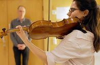Klangwütig - Ein Jahr an der Karajan-Akademie – Die Berliner Philharmoniker haben hohe Erwartungen an ihre Musikerinnen und Musiker. Doch den größten Druck macht sich Sara selbst.