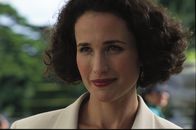 Vier Hochzeiten und ein Todesfall – Carrie (Andie MacDowell) sieht den Mann, den sie liebt - leider ist er im Begriff, eine andere zu heiraten ...