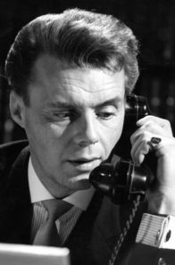 Teufelskreis – Der angehende Kronanwalt Melville Farr (Dirk Bogarde) erhält einen entscheidenden Anruf.