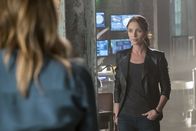 Scorpion – Die britische Agentin Gemma (Amy Louise Pemberton) bittet Team Scorpion um Hilfe, als ein Hacker die Kontrolle über einen mit militärischen Waffen ausgestatten Satelliten übernimmt ...