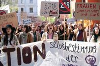 Alice – Eine der einflussreichsten Journalistinnen und Feministinnen wird 80: Alice Schwarzer. Aus diesem Anlass zeigt Das Erste am Mittwoch, dem 30. November, ab 20.15 Uhr den Fernsehfilm „Alice“ in zwei Teilen mit Nina Gummich in der Titelrolle. Nach dem Drehbuch von Daniel Nocke und Silke Steiner und unter der Regie von Nicole Weegmann erzählt der Zweiteiler vom Leben der jungen Alice Schwarzer, ihrer Zeit im Paris der 1960er Jahre bis hin zur Gründung der Zeitschrift „Emma“. - Demonstration gegen den Paragraphen 218