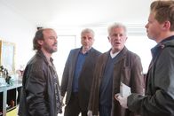 Tatort – Von links: Ermittler Radtke (Gerhard Liebmann) berichtet Kriminalhauptkommissar Franz Leitmayr (Udo Wachtveitl), Kriminalhauptkommissar Ivo Batic (Miroslav Nemec) und dem Assistenten Kalli Hammermann (Ferdinand Hofer) von der Personenbefragung vor Lisa Brenners Haus. Weiteres Bildmaterial finden Sie unter www.br-foto.de.