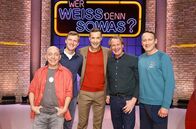 Wer weiß denn sowas? – Moderator Kai Pflaume (M.) und seine Rateteam-Kapitäne Bernhard Hoëcker (l.) und Wotan Wilke Möhring (r.) begrüßen in dieser Sendung den ehemaligen Skispringer, Severin Freund (2.v.l.) und den ehemaligen Skirennläufer, Markus Wasmeier (2.v.r.).