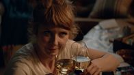 neoriginal: Deadlines – Lena (Sarah Bauerett) stößt mit ihrem Mann an und schwelgt in Erinnerungen.