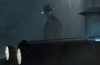 Babylon Berlin – Gereon Rath (Volker Bruch) trotzt dem Regen.