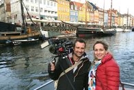 Servicezeit Reportage – Moderatorin Tamina Kallert und Kameramann Uwe Irnsinger am Hafen Nyhavn, Kopenhagen.