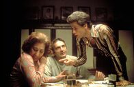 Saturday Night Fever – Mit Tonys (John Travolta) streng katholischen Eltern Flo (Julie Bovasso) und Frank Sr. (Val Bisoglio) kommt es ständig zu Streitereien.