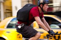 Premium Rush – Kurz vor Feierabend soll Fahrradkurier Wilee (Joseph Gordon-Levitt) noch eine Expresslieferung ausliefern. Doch kaum hat er den Umschlag verstaut, da fordert ein Mann die Herausgabe. Als Wilee verneint, ist das der Startschuss für eine mörderische Hetzjagd durch Manhattan ...