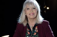 Queen Lear - Die Leben der Amanda Lear – Amanda Lear gehört zu den vielfältigsten Ikonen der Popwelt. In Deutschland wird sie in den 70er Jahren als androgyne Disco-Queen mit Songs wie Follow Me bekannt.