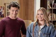 Young Sheldon – Georgie Cooper (Montana Jordan, l.); Mandy McAllister (Emily Osment, r.)