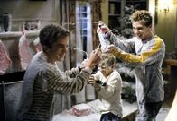 Malcolm mittendrin – Malcolm (Frankie Muniz, li.), Dewey (Erik Per Sullivan, mi.) und Reese (Justin Berfield) veranstalten eine Zimmerschlacht.